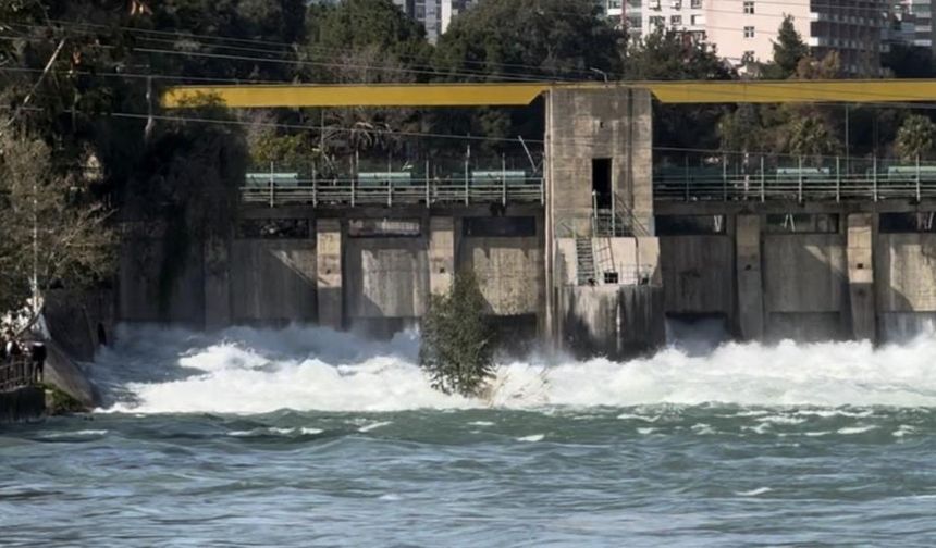 Seyhan Barajı'ndan su tahliyesi sürüyor