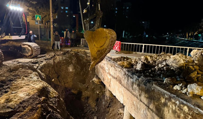 Mezitli Deresindeki köprü çöktü