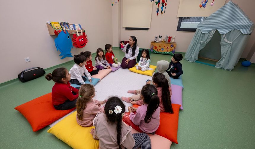 Çocuk Kampüsünde Çocuklar Hen