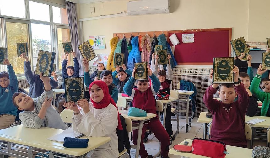 Anamur’da Öğrencilere Manevi Destek: Kur’an-ı Kerim Hediye Edildi