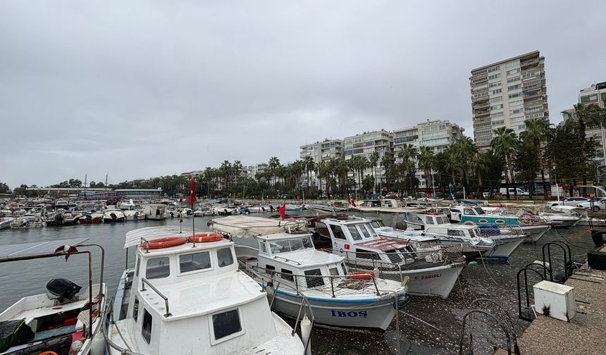 Fırtına ve Yağış Mersin Balıkçı Barınağı’nı Sessizliğe Bürüdü