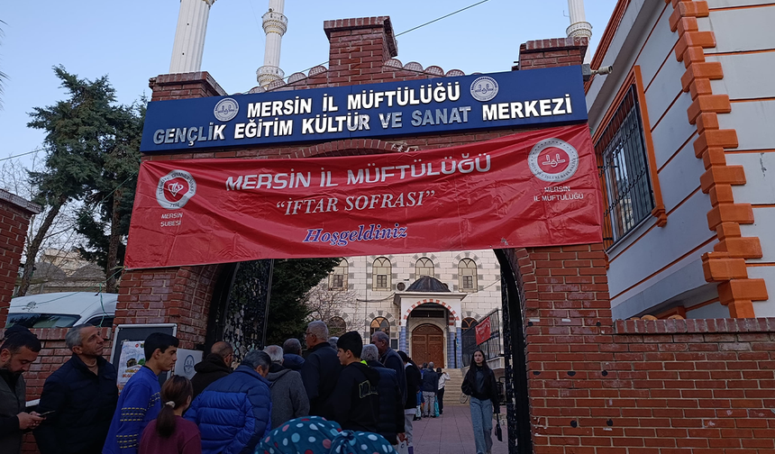 Mersin'de Gönül Sofraları: Hz. Mikdat Camii'nde iftar coşkusu