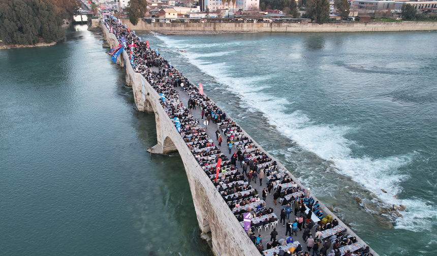 Yüreğir Belediyesi tarihi Taşköprü’de halk iftarı düzenledi