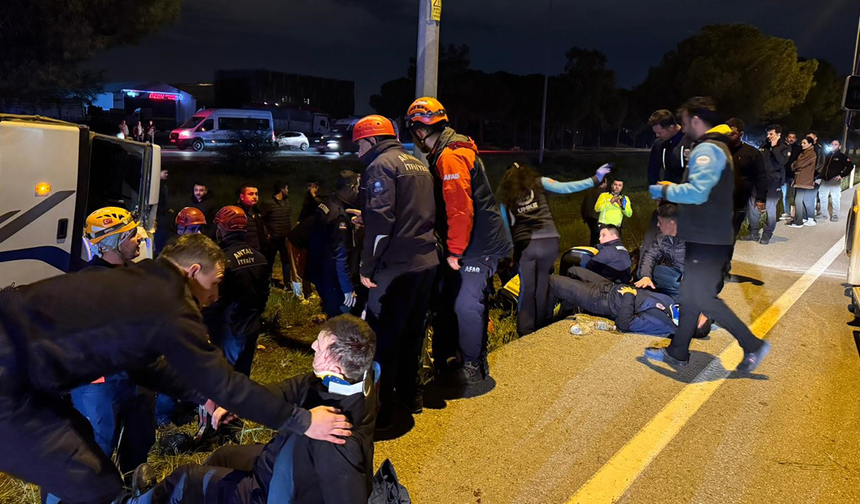 Ceza infaz kurumuna ait servis aracı devrildi: 16 yaralı