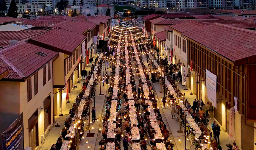 Kemalpaşa Caddesi depremde yerle bir olmuştu, şimdi iftarda buluştu