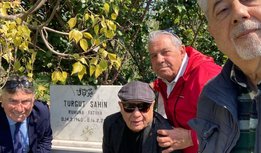 Dünya Tiyatrolar Gününde Turgut Şahin’in mezarında buluştular