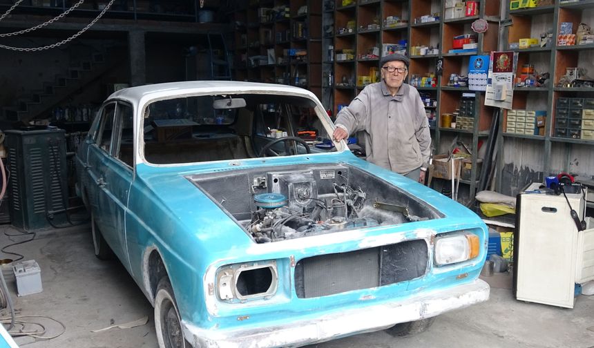 90 yaşındaki Anadol ustası, araçları yeniden yaratıyor
