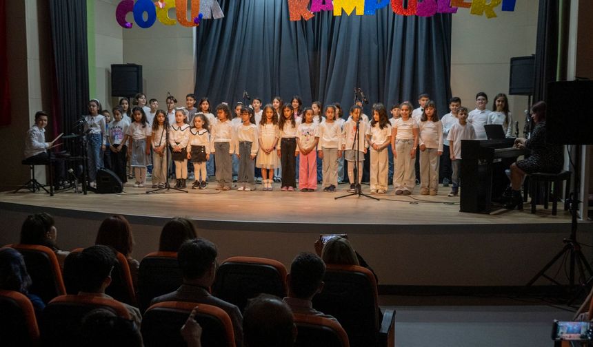 Minik yetenekler sahne aldı, bahar şenliği renkli geçti