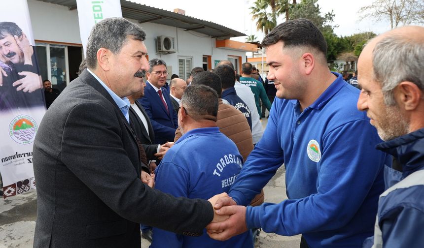 Toroslar Belediye Başkanı Abdurrahman Yıldız, çalışma arkadaşlarıyla bayramlaştı