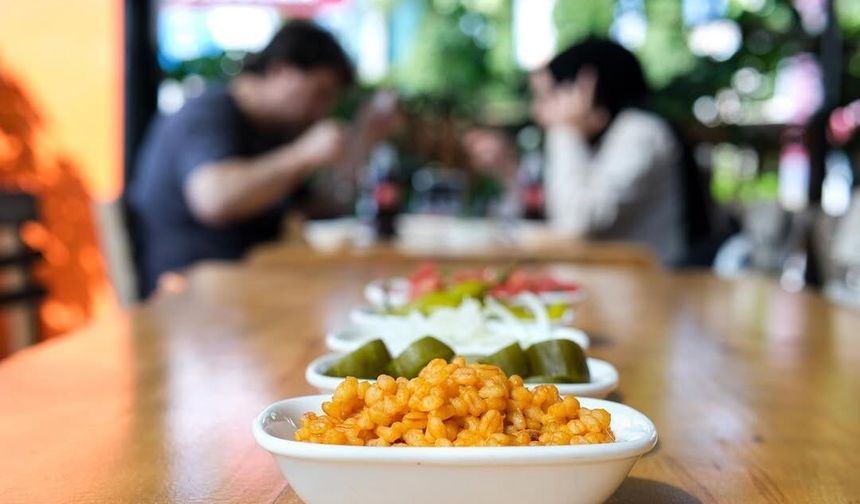 Belediye işçisi toplu iftar yemeği verdi