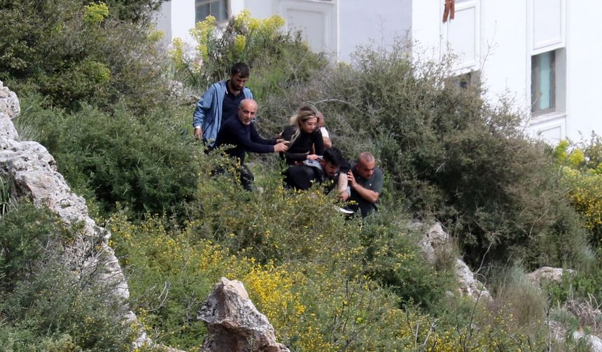 İnşaat işçileri kayalıktan düşen kadını sırtlarında taşıdı