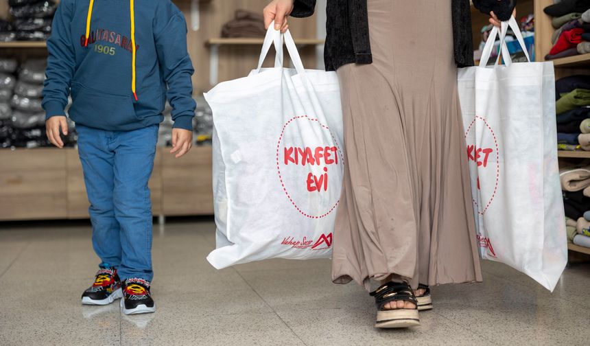 Mersin’de kıyafet evi çocuklara bayram mutluluğu yaşatıyor