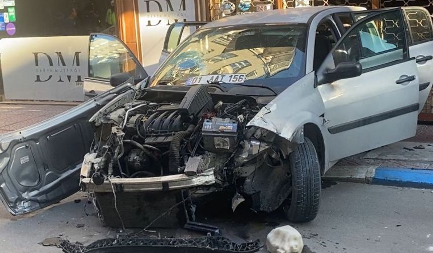 Akdeniz’de kontrolden çıkan araç sokağı birbirine kattı