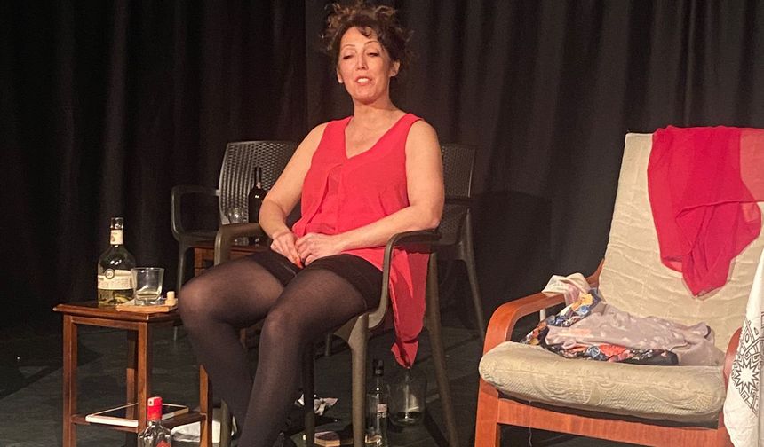 Tiyatromans’tan sert gerçekçi bir kadın oyunu