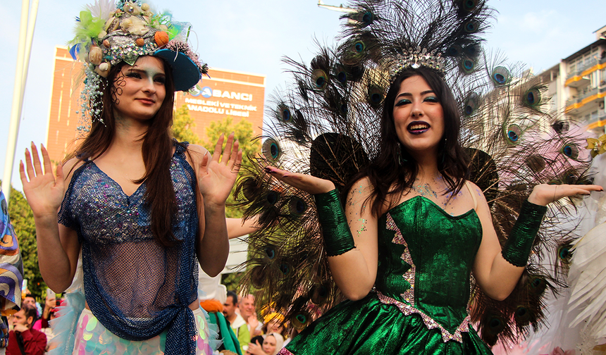Uluslararası Adana Portakal Çiçeği Karnavalı'nın korteji, renkli görüntülere sahne oldu