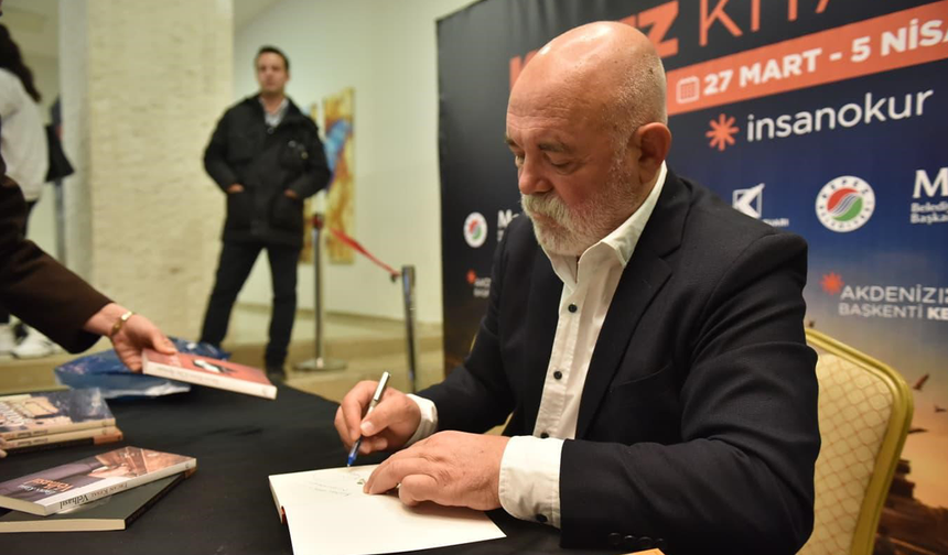 Sinema oyuncusu Ercan Kesal, Kepez Kitap Fuarı’nda okumanın önemine dikkat çekti