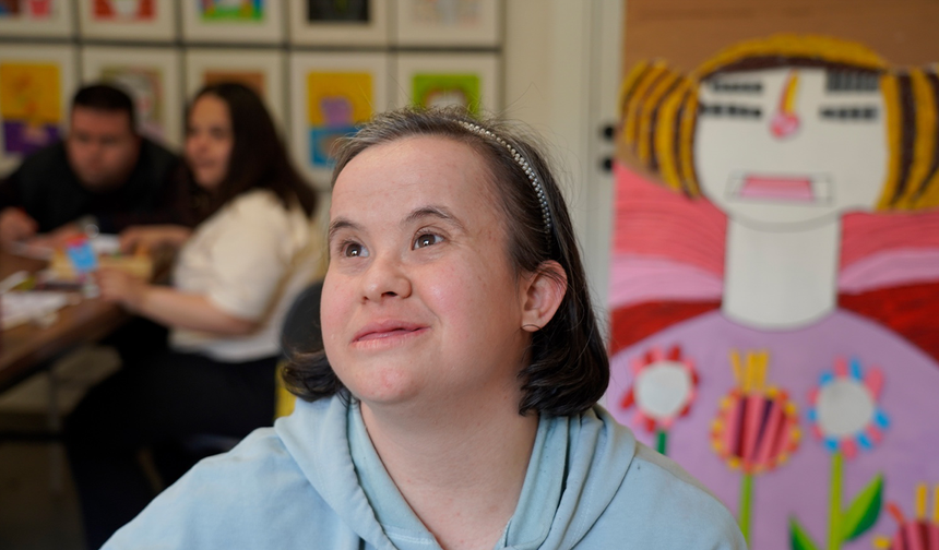 Özel gereksinimli ressam Ayla Sökemen'in mücadelesi "Çocuklar Gibi" belgeseliyle perdeye yansıyor