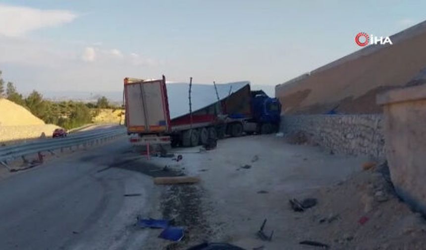 Tır rampaya çarptı, fırlayan mermerler minibüsü parçaladı: 1 ölü, 3 yaralı