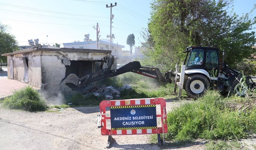 Akdeniz’de metruk yapılar birer birer yıkılıyor
