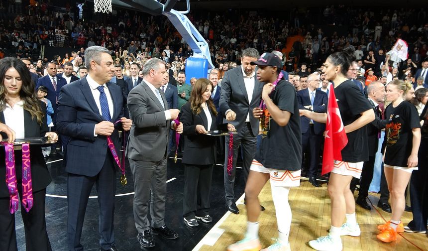 Bakan Bak, ÇBK Mersin’in şampiyonluk sevincine ortak oldu