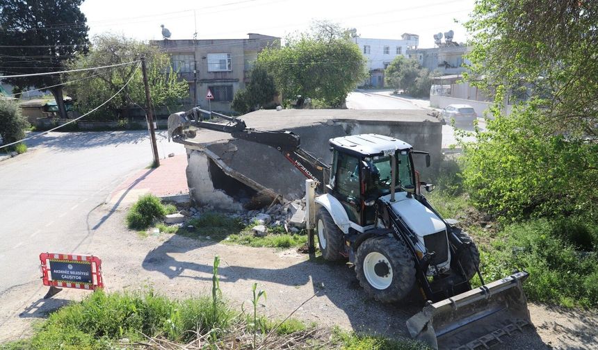 Akdeniz’de metruk yapılarla mücadele devam ediyor