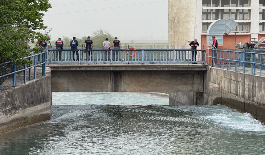Sulama kanalına giren çocuk kayboldu, yakınları gözyaşı döktü