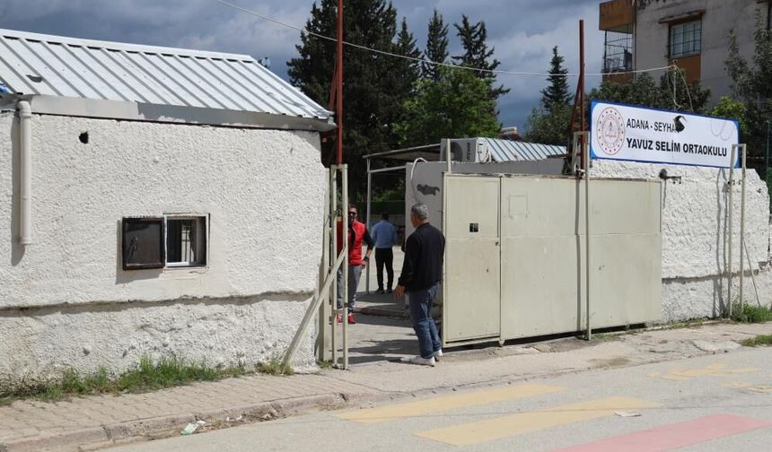 Okul içerisinden gelen silah sesleri paniğe neden oldu