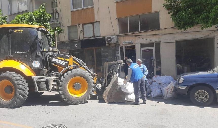 Sokaklara ve boş arazilere dökülen atıklar toplanıyor
