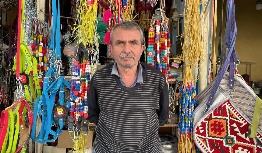 Yarım asırlık usta mesleğini köpek tasmalarıyla yaşatıyor