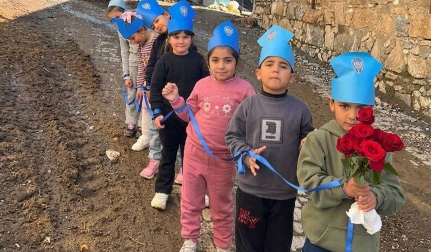 Küçük yüreklerden büyük vefa: Şehit polis mezarına anlamlı ziyaret