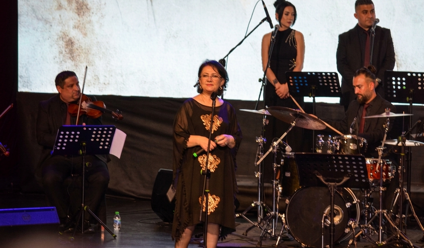 Aşık Veysel türküleri için merdivenlerde oturdular