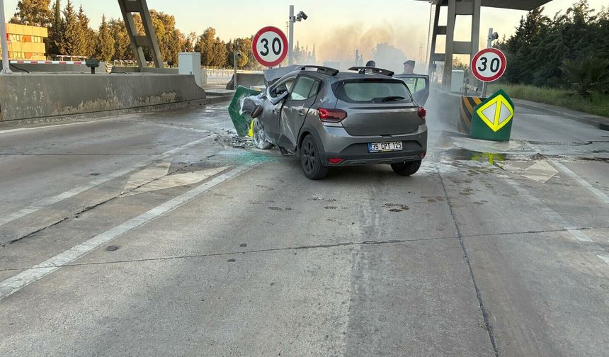 İzmir'de bariyerlere çarpıp yanan otomobilin sürücüsü öldü