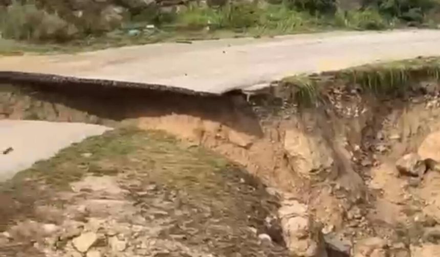 Mersin’de sağanak nedeniyle yol çöktü