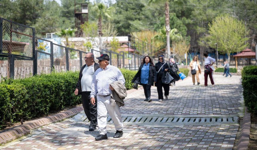 Emekliler Mersin Büyükşehir’in etkinlikleriyle sosyalleşiyor