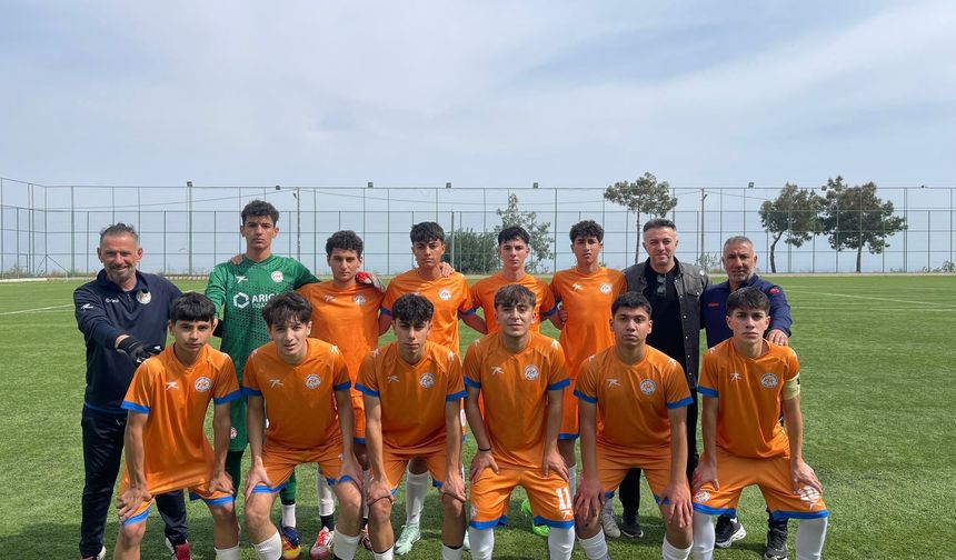 Yenişehir Belediyesi U-15 takımı zirvede