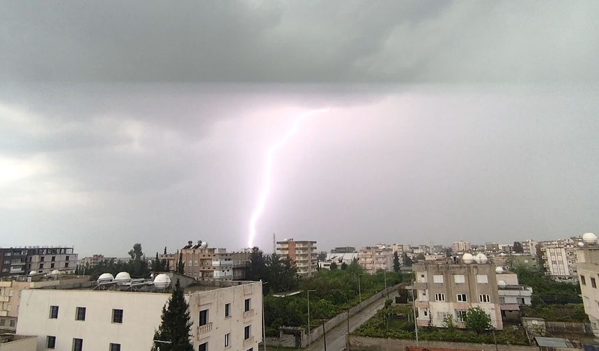Gökyüzü yıldırım düşmesiyle aydınlandı