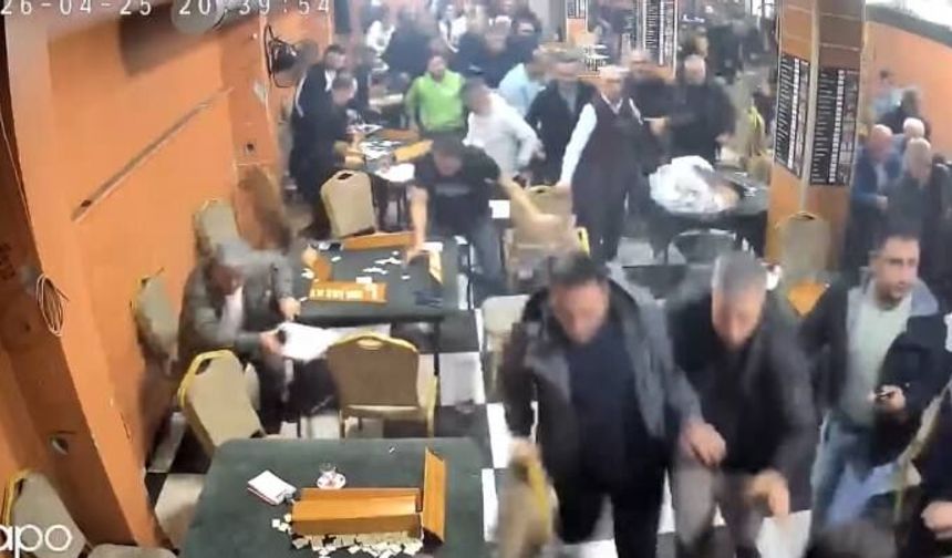 Arabadan gelen yüksek sesli müzik deprem paniği yarattı