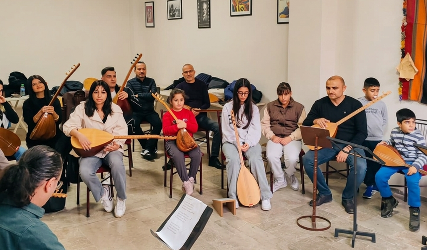 Kiev’de batı müziği eğitimi aldı Mersin’de bağlama öğretiyor
