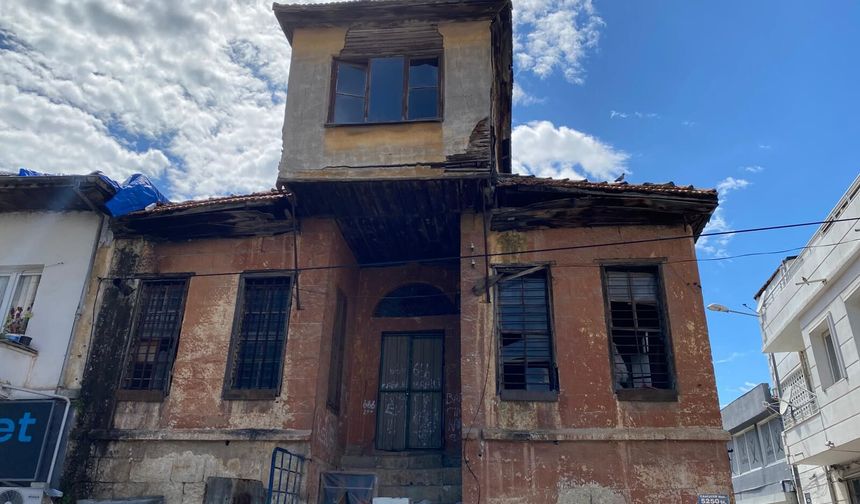 Ne yıkılabiliyor ne de yeniden yapılıyor