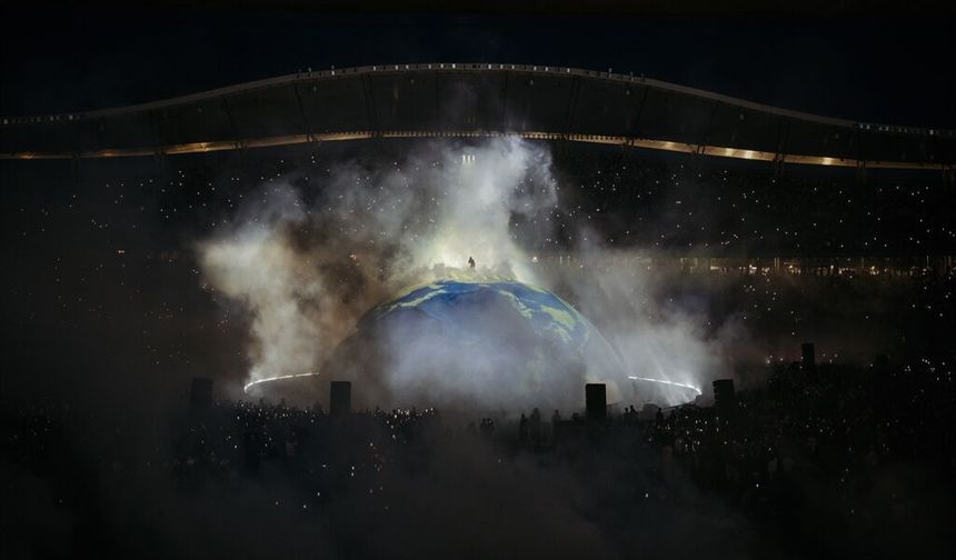 Dünyaca ünlü sanatçı Kanye West, İstanbul'da dünya rekoru kırdı