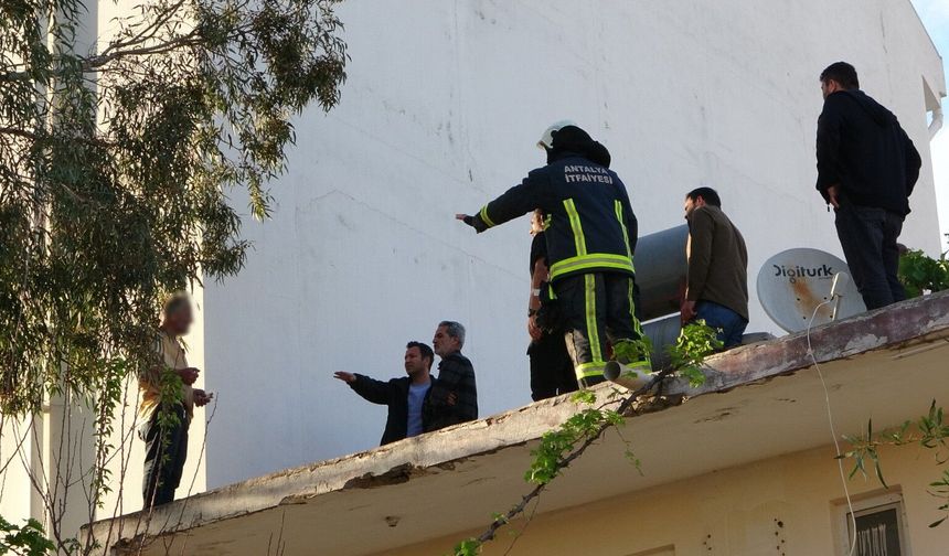 Çatıda üzerine benzin döktü, gazeteci oyaladı polis yakaladı