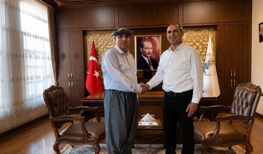 Çiftçiler Günü’nde renkli görüntüler: Kaymakam şalvar giydi