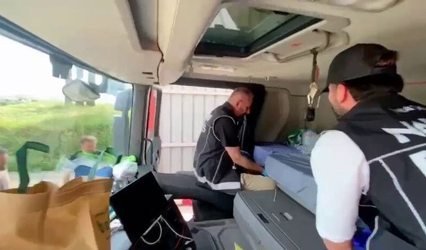 Tır yatağından 12 milyon 600 bin TL'lik yasaklı madde çıktı