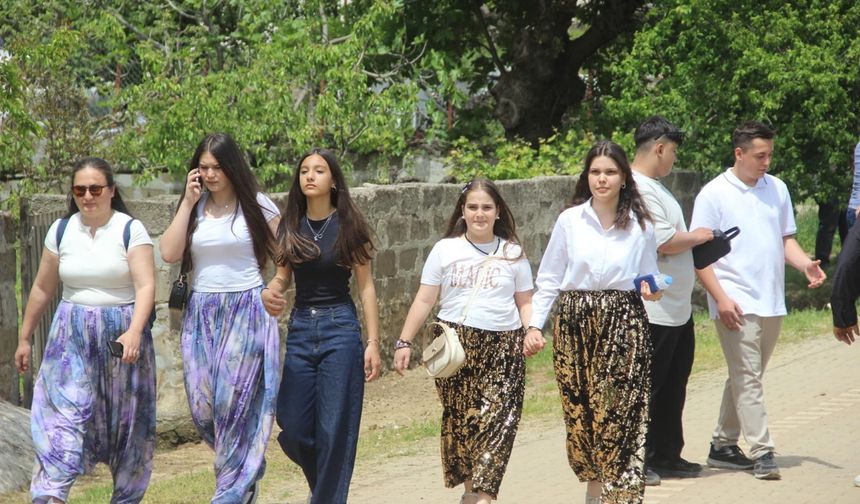 'Aşıklar Sokağı'nda dolaşıp kendilerine eş arıyorlar