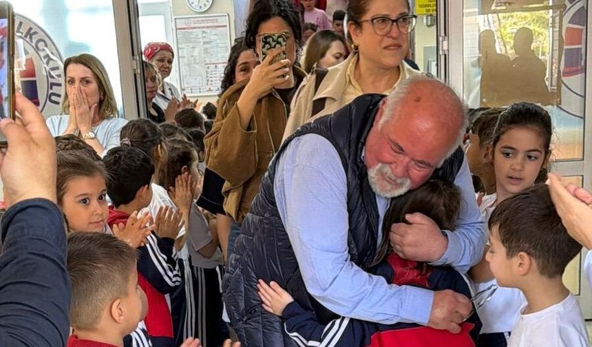 43 yıllık Orhan öğretmen gözyaşlarıyla emekli oldu