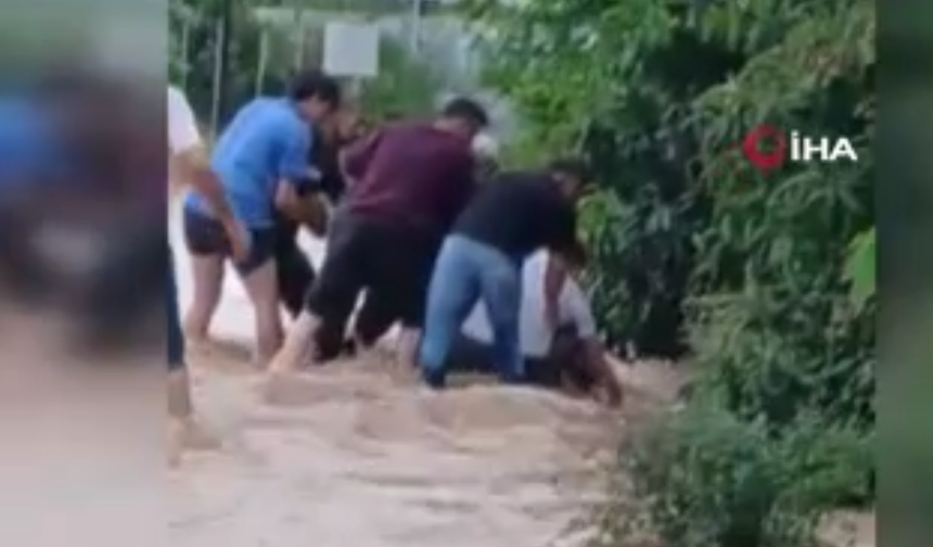 Sağanak sele dönüştü: Erdemli’de bir kişi akıntıya kapıldı