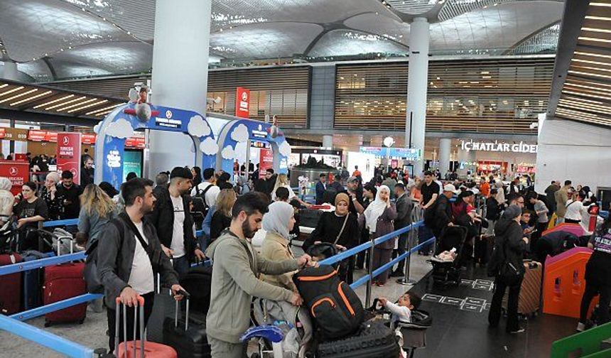 Kurban Bayramı tatilinin ilk gününde havalimanında yoğunluk