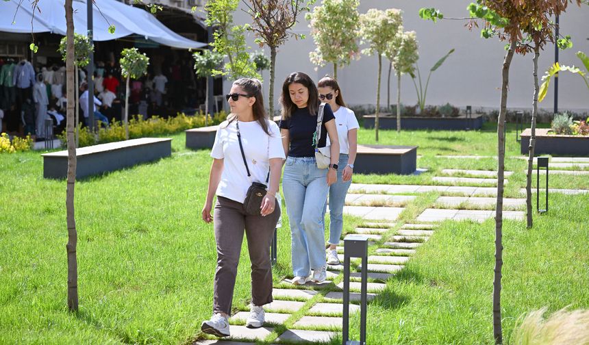 ‘Kırmızı Lacivert Kent Meydanı’ vatandaşların kullanımına açıldı