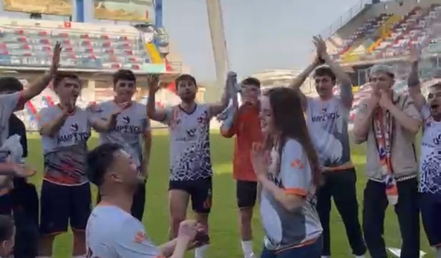 Şampiyonluk kutlamalarında futbolcudan sürpriz evlilik teklifi