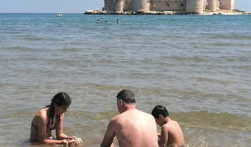 ‘Yaz’ havası; Tarihi Kızkalesi'nde tatilci yoğunluğu yaşattı